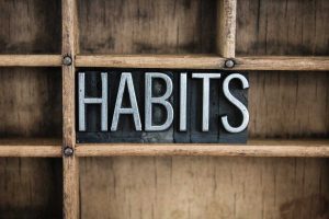Een kort artikel over gewoonte aankopen en de redenen van klanten om deze gewoonte te doorbreken.